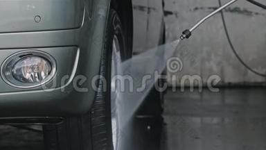 男子在自助洗车场清洗大货车或汽车